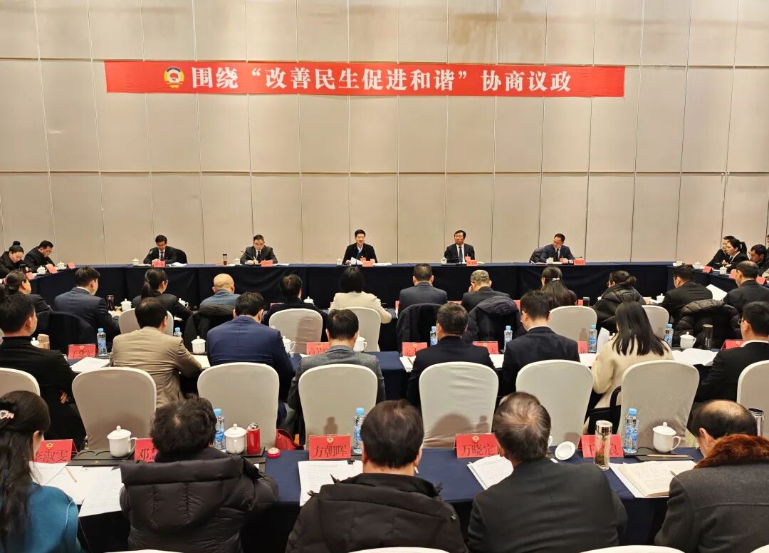 胡劍飛參加市政協第四聯組討論和東鄉區代表團審議